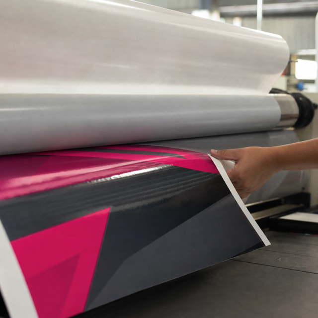 Vinyl sticker lori yang siap cetak dilapis laminate pelindung UV melalui mesin laminator